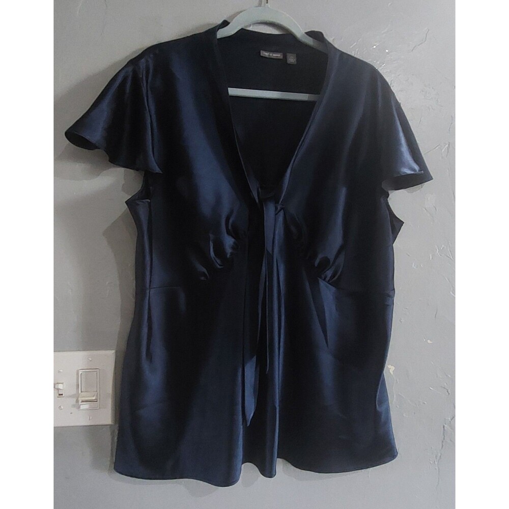 Apt. 9 navy blue satin blouse features a deep V-neckline,fluttery short Skeve 2x